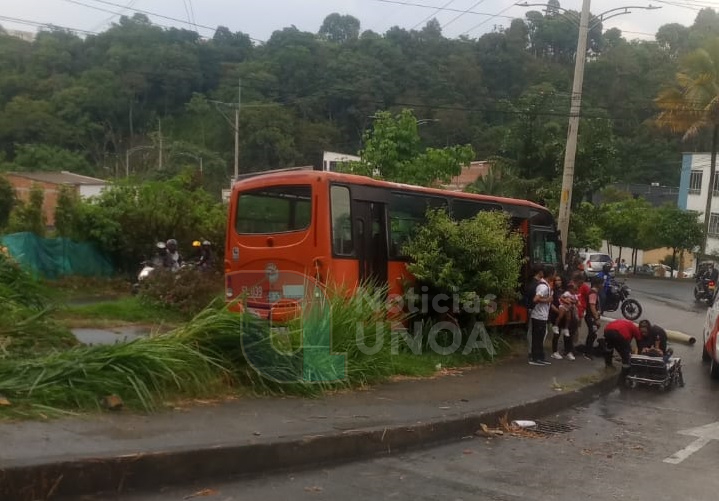 Atenci N Buseta De Servicio P Blico Acaba De Sufrir Un Accidente