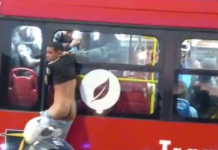 En Bogotá, lo desnudaron por ladrón Ladrón desnudo