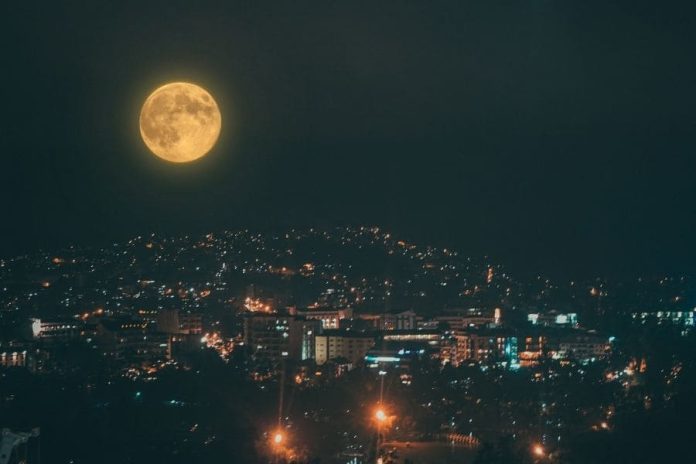 Superluna brillante en el cielo nocturno del 1 de agosto