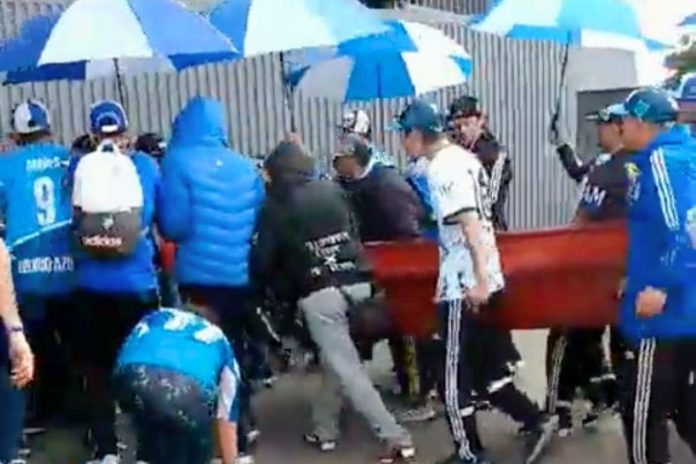 Hinchas con ataúd intentando ingresar al estadio: Incidente previo al partido entre Millonarios y Deportes Tolima | Noticias UnoA