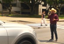 Desde Venezuela llegó a deleitar con su música llanera a los transeúntes