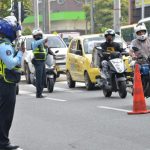 Agente de tránsito y conductora terminaron a los golpes