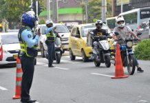 Agente de tránsito y conductora terminaron a los golpes