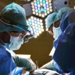 Tribunal revocó condena y absolvió a médicos señalados de falsificar títulos en cirugía plástica