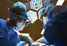 Tribunal revocó condena y absolvió a médicos señalados de falsificar títulos en cirugía plástica