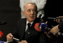 El tribunal Superior de Bogotá, en segunda instancia, absolvió al expresidente Álvaro Uribe Vélez de los cargos en su contra por fraude procesal y soborno a testigos.