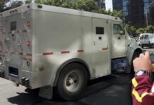 De película: roban carro de valores en Manizales y luego intentan quemarlo para borrar sus huellas