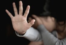 Capturaron a mujer señalada de abusar sexualmente de su propia hija, una menor de tan solo seis años. En su celular fue hallado contenido explícito que resultó clave para la investigación.