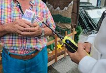 Dejó su carro en un lavadero y le robaron $10 millones. La policía recuperó el dinero