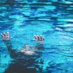 En video: patrullera heroína rescata a niña que cayó a una piscina.