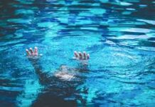 En video: patrullera heroína rescata a niña que cayó a una piscina.