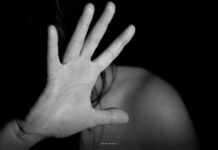 EN VIDEO: Impactante agresión: motociclista ataca a una mujer y la embiste con su moto.