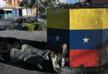 Miles de venezolanos derriban monumentos de Hugo Chávez en lo que llaman ‘limpieza nacional”
