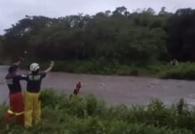 Rescate a contrarreloj: tres personas estuvieron a punto de ser arrastradas por un río