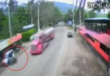 EN VIDEO: Fatal descuido: conductor abrió la puerta de su carro y provocó la muerte de un motociclista