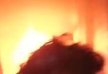 TRAGEDIA: Mujer se despide en video, dijo estar “cansada” y prendió fuego a su casa; vecinos intentaron salvarla