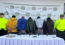 Golpe al microtráfico: cinco capturados, arma de fuego y cientos de dosis de droga incautadas en operativos de allanamiento