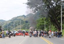 Bloqueo minero paraliza la vía Manizales