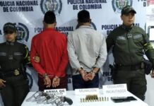 Armas y munición eran transportadas ocultas en un televisor: dos capturados en vías del Eje Cafetero