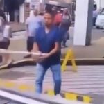 En video| Hombre armado con machete atacó a un policía y sembró el pánico en el pleno centro