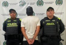 ¡Lo descubrieron por un insólito detalle! Prófugo condenado por homicidio escondía su identidad en dos carcasas de celular