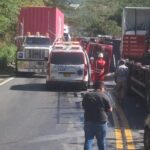 Vehículo de carga pesada se volcó en la vía Cajamarca – Ibagué