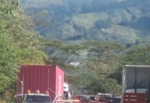 Vehículo de carga pesada se volcó en la vía Cajamarca – Ibagué