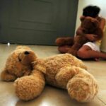 ¡Escándalo en un colegio! Investigan a ciudadano estadounidense por presuntas cámaras ocultas en baños de menores