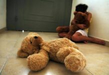 ¡Escándalo en un colegio! Investigan a ciudadano estadounidense por presuntas cámaras ocultas en baños de menores