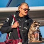 Haaland sorprende al llegar a Noruega con un mapache disecado tras su destacada actuación en el Mundial