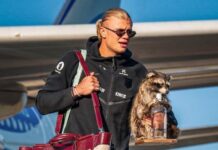 Haaland sorprende al llegar a Noruega con un mapache disecado tras su destacada actuación en el Mundial