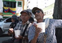 Adultos mayores buscan ayuda tras cierre de fundación por el terremoto