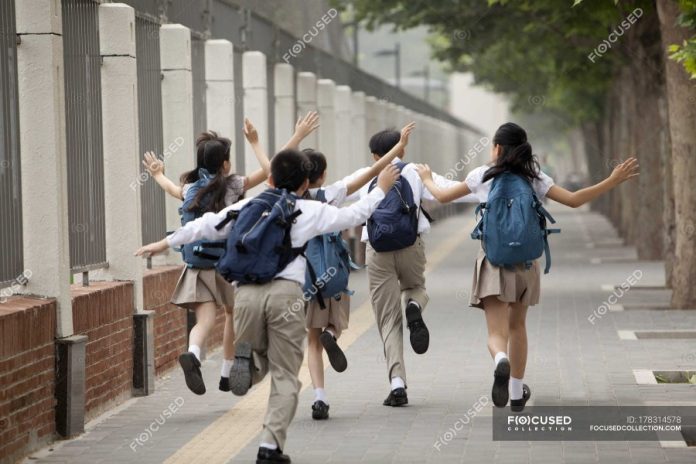ESTUDIANTES CORRIENDO