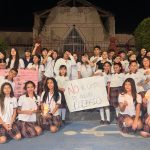 CON VELAS Y UN CLAMOR: “¡NO CIERREN EL COLEGIO!”