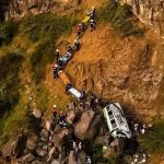 TRAGEDIA: BUS CON NIÑOS CAYÓ A UN PRECIPICIO Y DEJÓ 25 MUERTOS