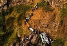 TRAGEDIA: BUS CON NIÑOS CAYÓ A UN PRECIPICIO Y DEJÓ 25 MUERTOS