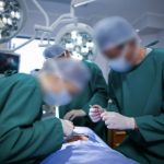 Falsos médicos habrían realizado cirugías estéticas a más de 200 personas