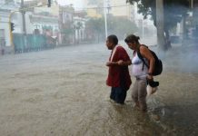 Fuerte aguacero provoca inundaciones en varias calles de Santa Marta